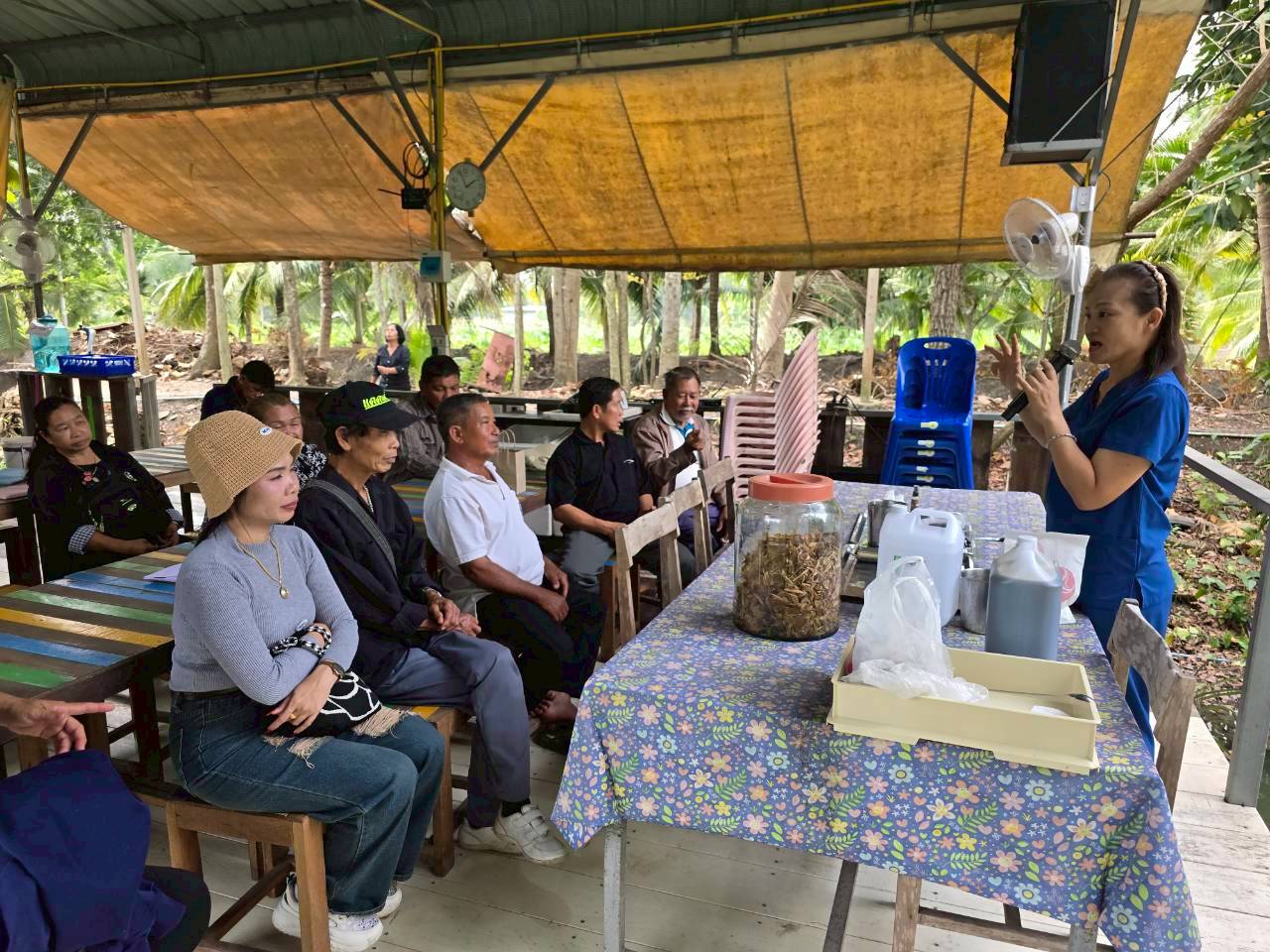 title - ส.ป.ก.เพชรบุรี จัดโครงการพัฒนาเกษตรกรรมยั่งยืน ในเขตปฏิรูปที่ดิน โดยนำเกษตรกรที่เข้าร่วมโครงการฯ จำนวน 20 คน ศึกษาการทำจุลินทรีย์สังเคราะห์แสง ปุ๋ยหมักชีวภาพ (ฮอร์โมนไข่) และ ได้ศึกษาการทำสมุนไพรไล่ยุงที่ผลิตจากสมุนไพรที่สามารถหาได้ในครัวเรือน